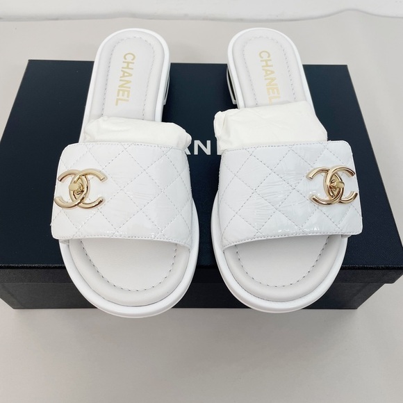 New Chanel 23P Patent Leather CC Turnlock Slides Sandal - Picture 1 of 8
